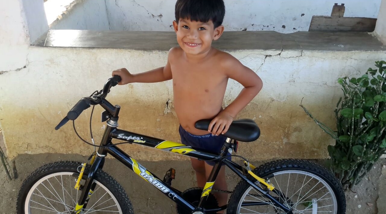 Menino de 4 anos da Zona Rural de Quixadá realiza sonho de possuir uma bicicleta