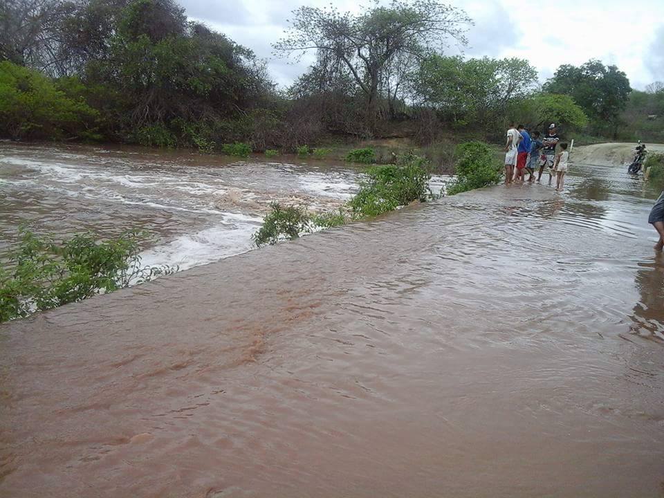 VÍDEO: Moradores de Califórnia, em Quixadá, vibram de alegria com água sobre passagem molhada após noite de chuvas