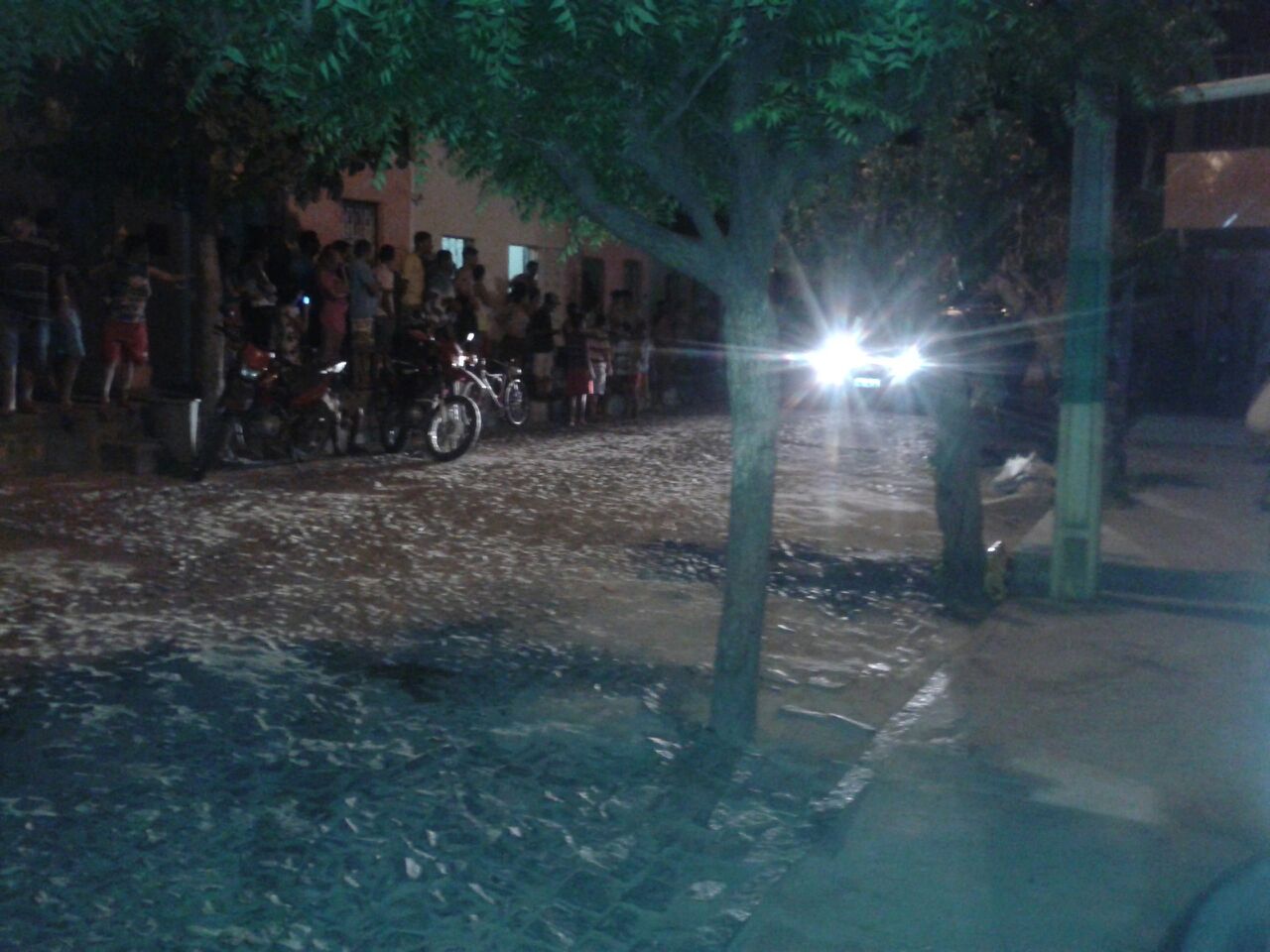 Homem sobe no telhado de casas para fugir da polícia em Quixadá; disparos assustaram populares
