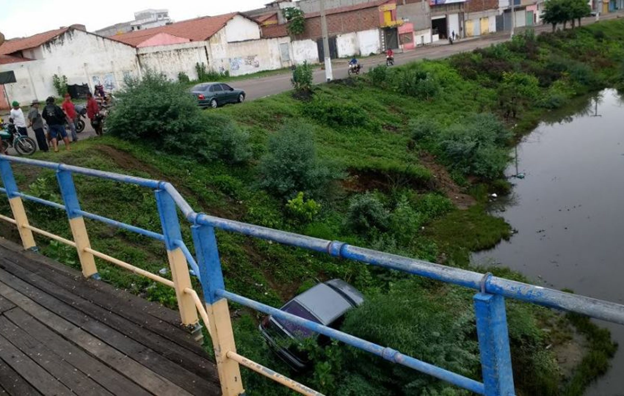 Quando o azar bate à porta: Homem tenta colocar carro para pegar no empurrão e acaba jogando a lata velha dentro de um rio em Boa Viagem