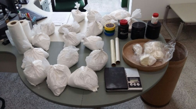 Polícia fecha laboratório de drogas que abastecia traficantes em Quixadá e Morada Nova; três pessoas foram presas
