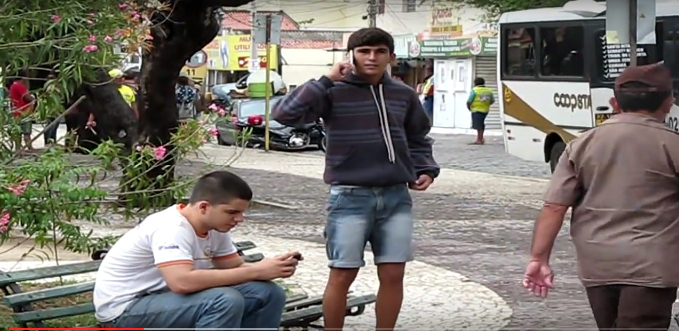 “Cê vem me matar aqui na praça?” – Garotos gravam pegadinha nas ruas de Quixadá; assista