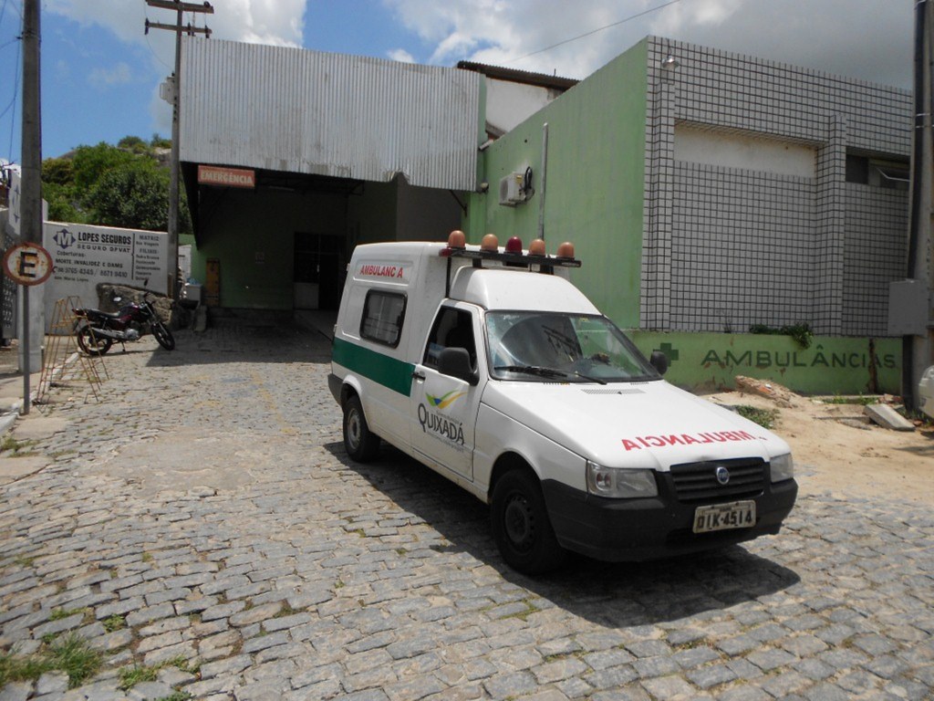 Jovem é socorrido ao hospital Eudásio Barroso, em Quixadá, após ser baleado