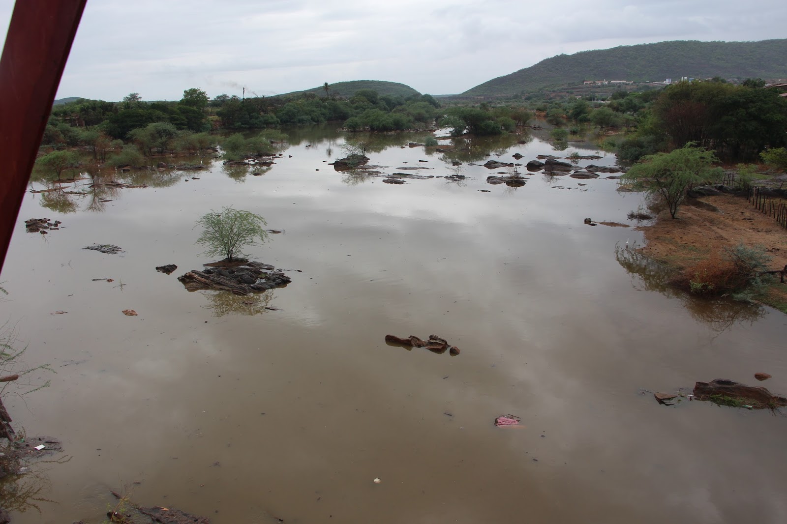 Rio Quixeramobim acumula volume alto de água e impressiona moradores do município