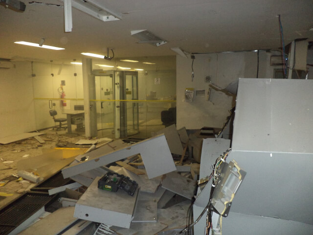 Grupo fortemente armado explode agência do BB de Tejuçuoca