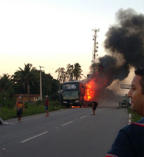 Ônibus da banda Pé de Ouro pega fogo em rodovia do Ceará; veja vídeo
