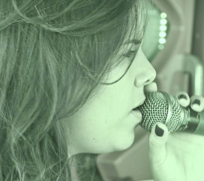 Quixadaense Sthefanny Maciel vai para segunda fase do concurso que escolherá nova cantora da banda Mastruz Com Leite
