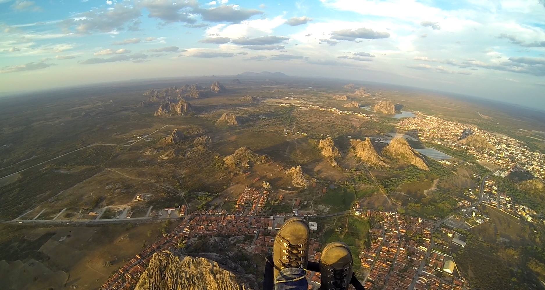 Voo de parapente expõe belíssimo cenário verde em Quixadá após chuvas; assista