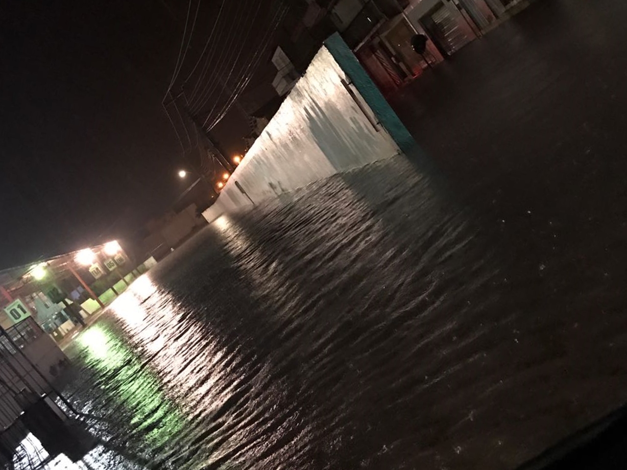 Terminal Rodoviário de Quixadá é completamente tomado pela água durante forte chuva neste domingo, 05