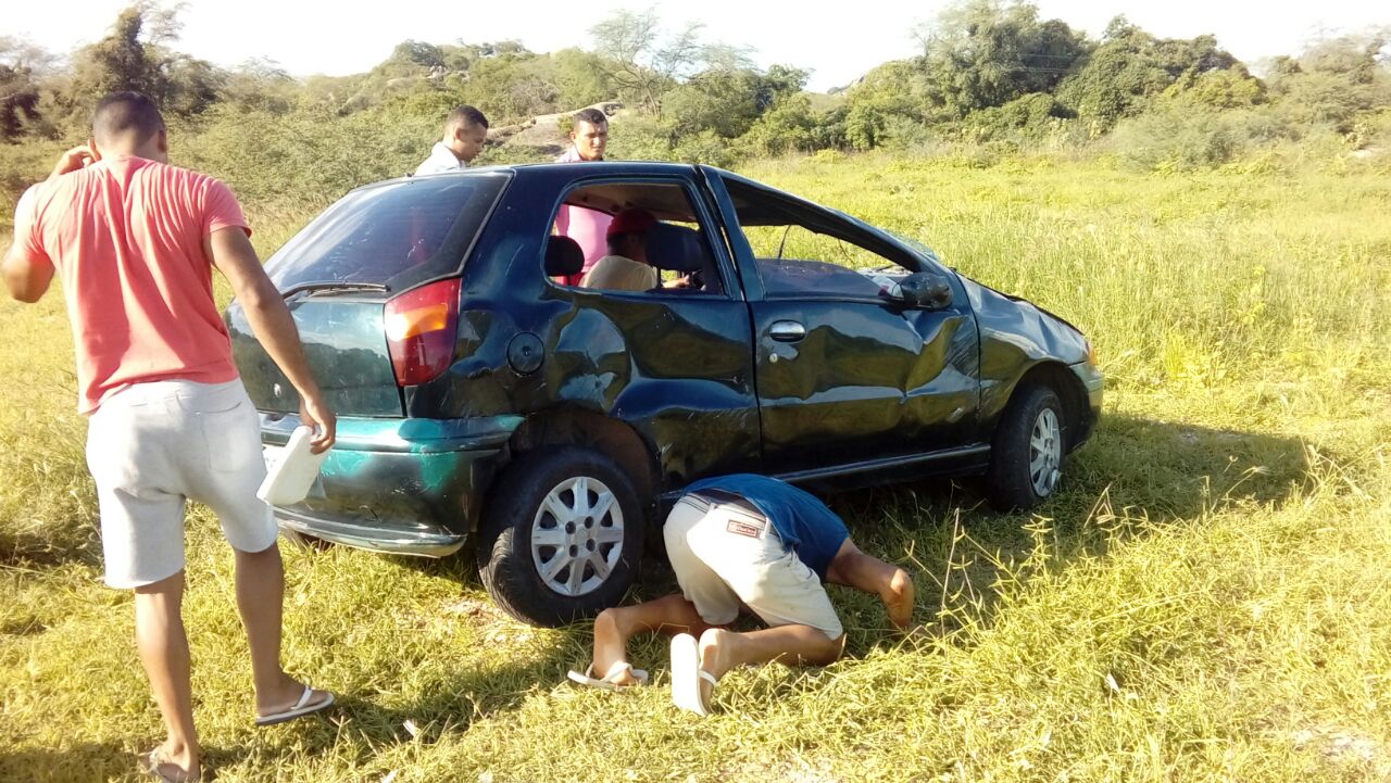Veículo com três ocupantes capota na saída de Quixadá