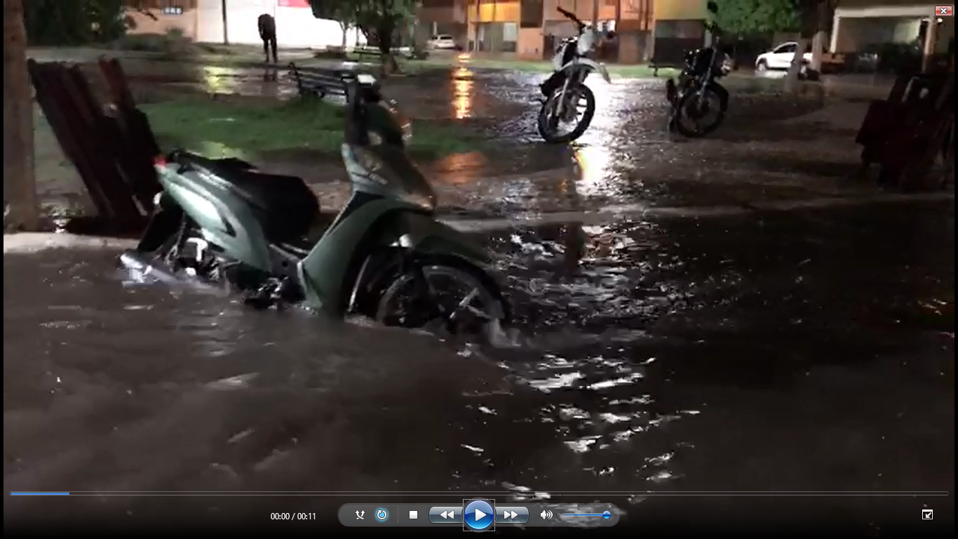 Ruas que cercam praça da cultura, em Quixadá, ficam completamente alagadas durante chuvas deste domingo