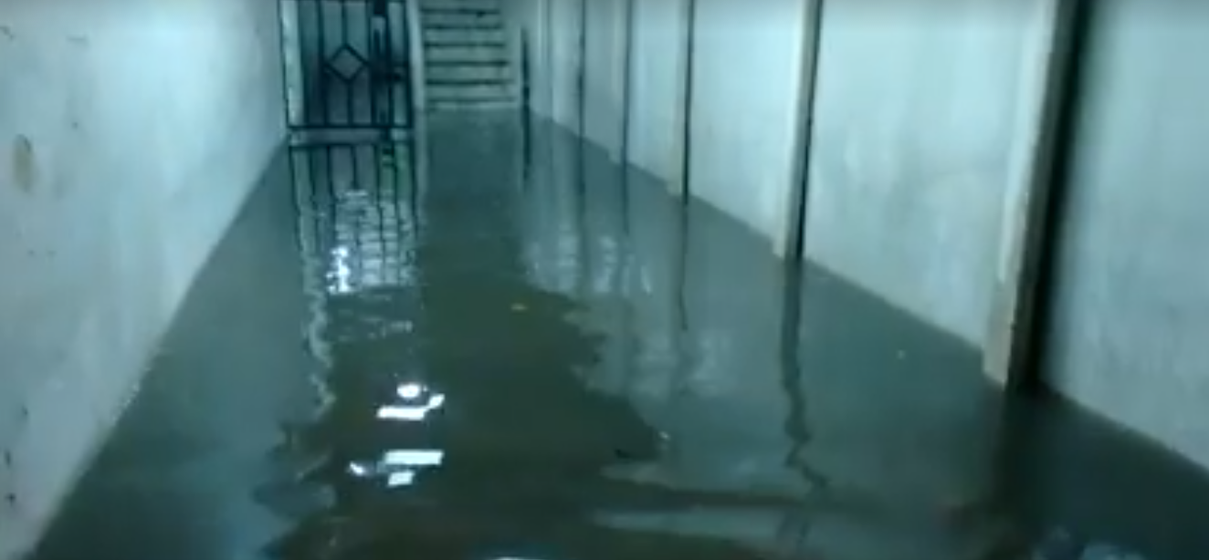 Pastores gravam vídeo em igreja praticamente alagada durante chuva em Quixadá; assista