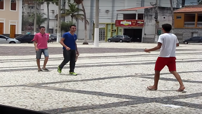 Em nova pegadinha, garotos pedem desconhecidos em casamento e aprontam nas ruas de Quixadá; assista