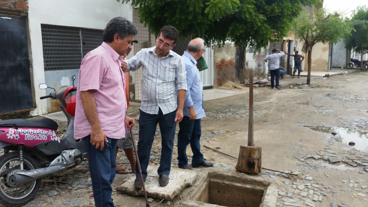 Prefeito faz vistoria em pontos de alagamento em Quixadá e determina estudos para retomada de obras