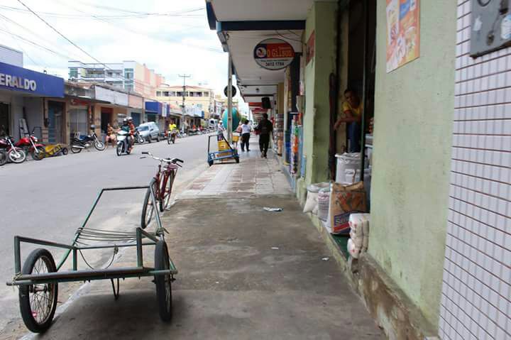 Comerciantes em Quixadá cooperam e calçadas começam a ficar desobstruídas para pedestres