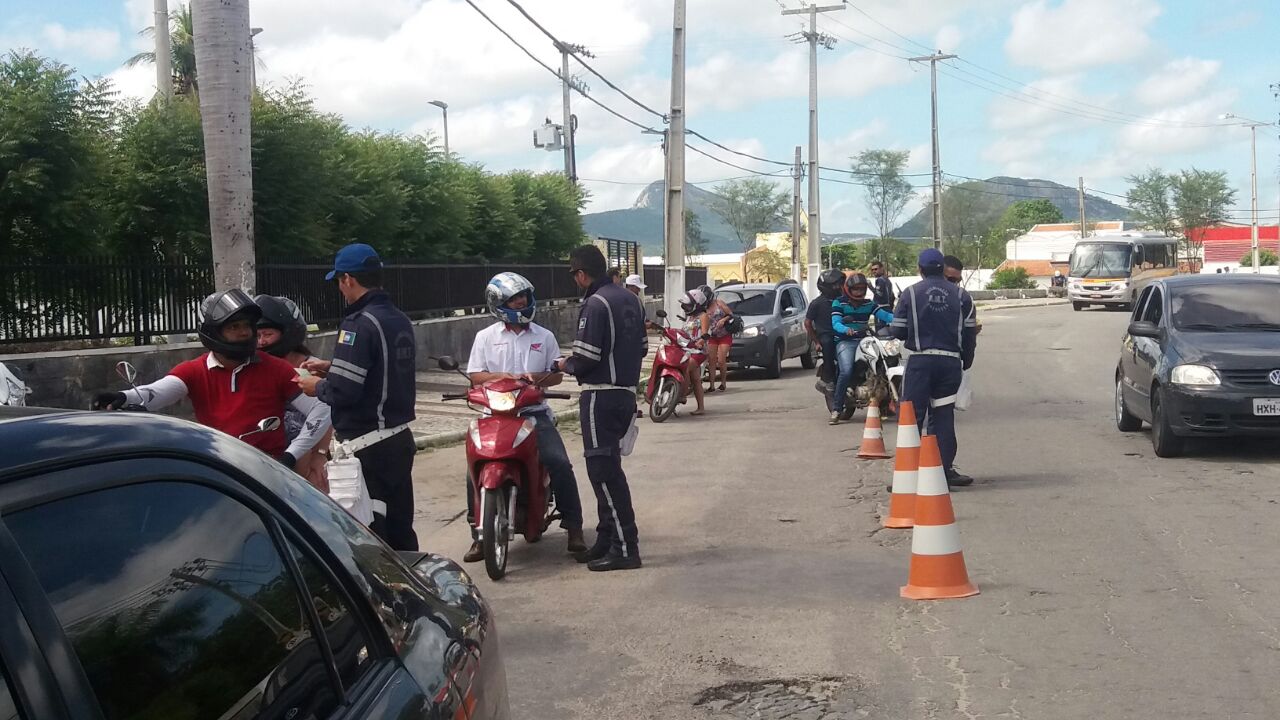Blitz do DMT apreende duas motos e um carro nesta terça-feira, em Quixadá