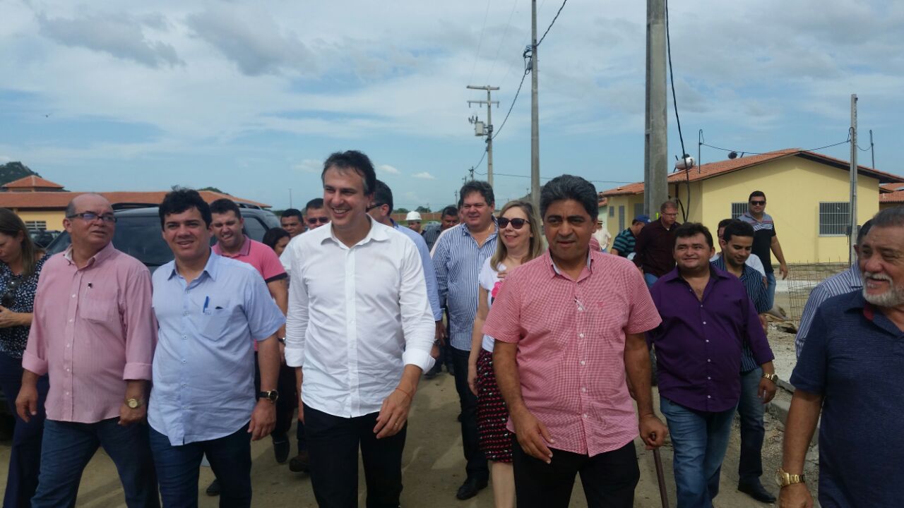 Governador Camilo Santana faz visita surpresa ao canteiro de obras do Minha Casa Minha Vida em Quixadá