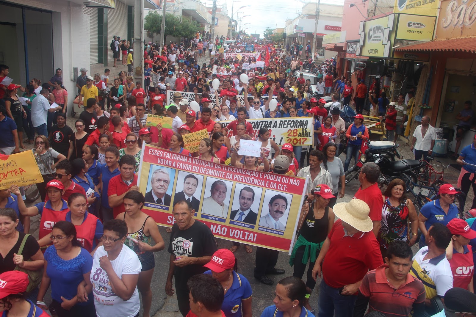 Manifestantes caminham nas ruas de Quixadá e Quixeramobim contra propostas do governo Temer