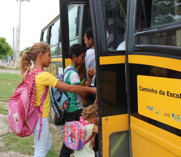 TRANSPORTE ESCOLAR: Prefeitura de Quixadá coloca para funcionar 104 rotas para atender mais de 2.800 alunos