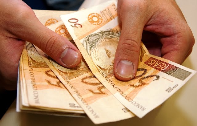 Governo propõe salário mínimo de R$ 979 para o próximo ano
