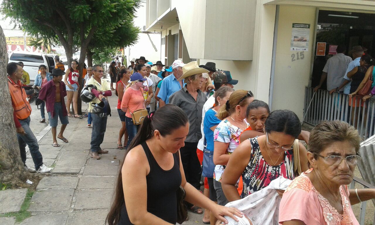 Idosa passa mal em longa fila de espera do Banco do Nordeste, em Quixadá