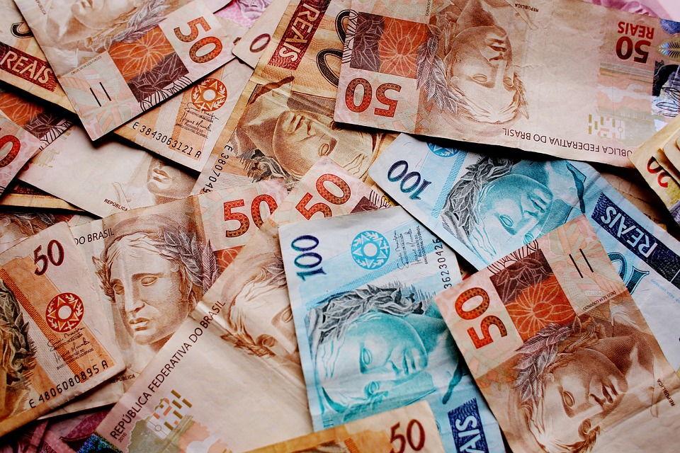 Pagamento de servidores públicos em dia injeta mais de R$ 7 milhões na economia quixadaense