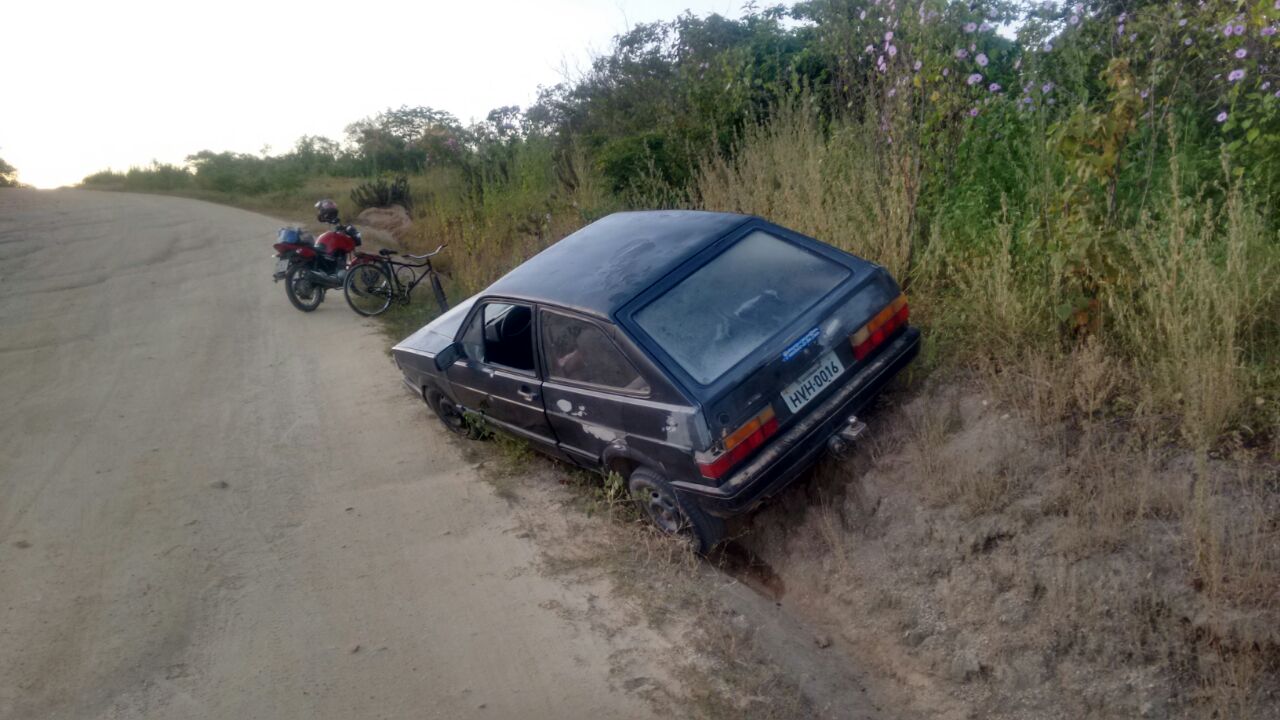 11 TIROS: Homem é encontrado morto dentro de veículo na Zona Rural de Quixeramobim