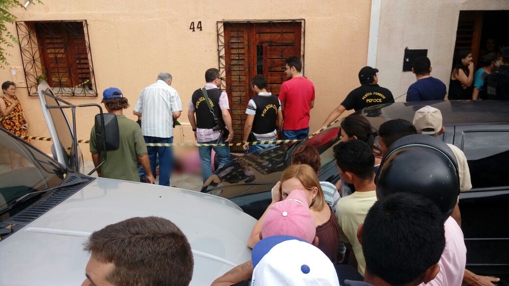 Prestador de serviço da Delegacia de Quixeramobim é assassinado com cinco tiros na calçada de casa