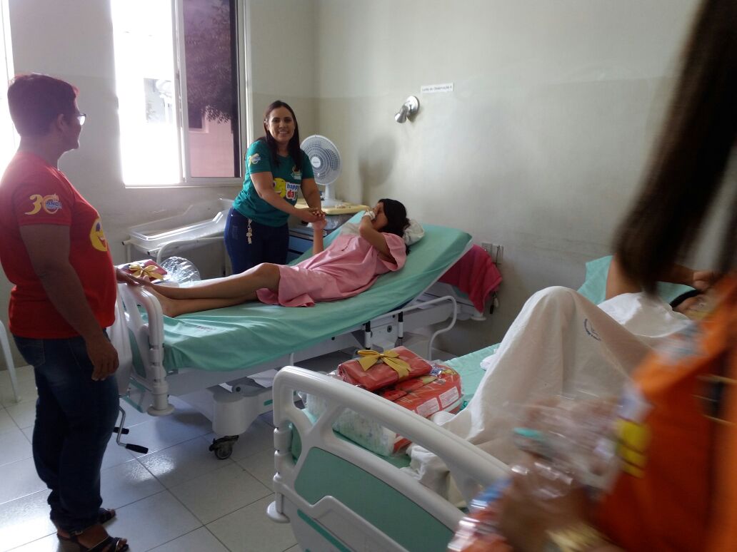 Mamães internadas na maternidade de Quixadá se emocionam com ação do Colégio Adventista