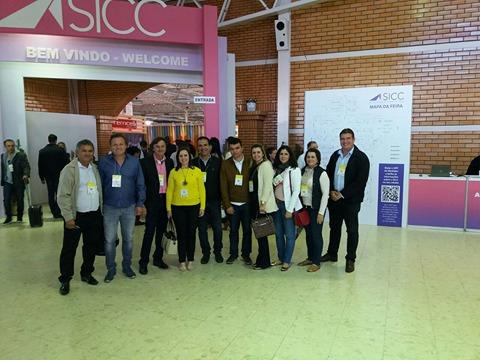 Comitiva de prefeitos do Sertão Central visitam feira em Gramado