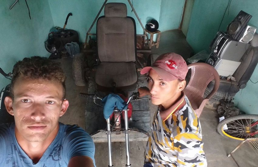 Após acidente dos pais, jovem cria triciclo com sucata para que eles andem em segurança em Quixeramobim