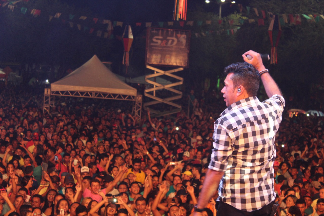 Segunda noite do 18º Pula Fogueira em Quixadá teve Solteirões do Forró, Felipão e apresentação de quadrilhas