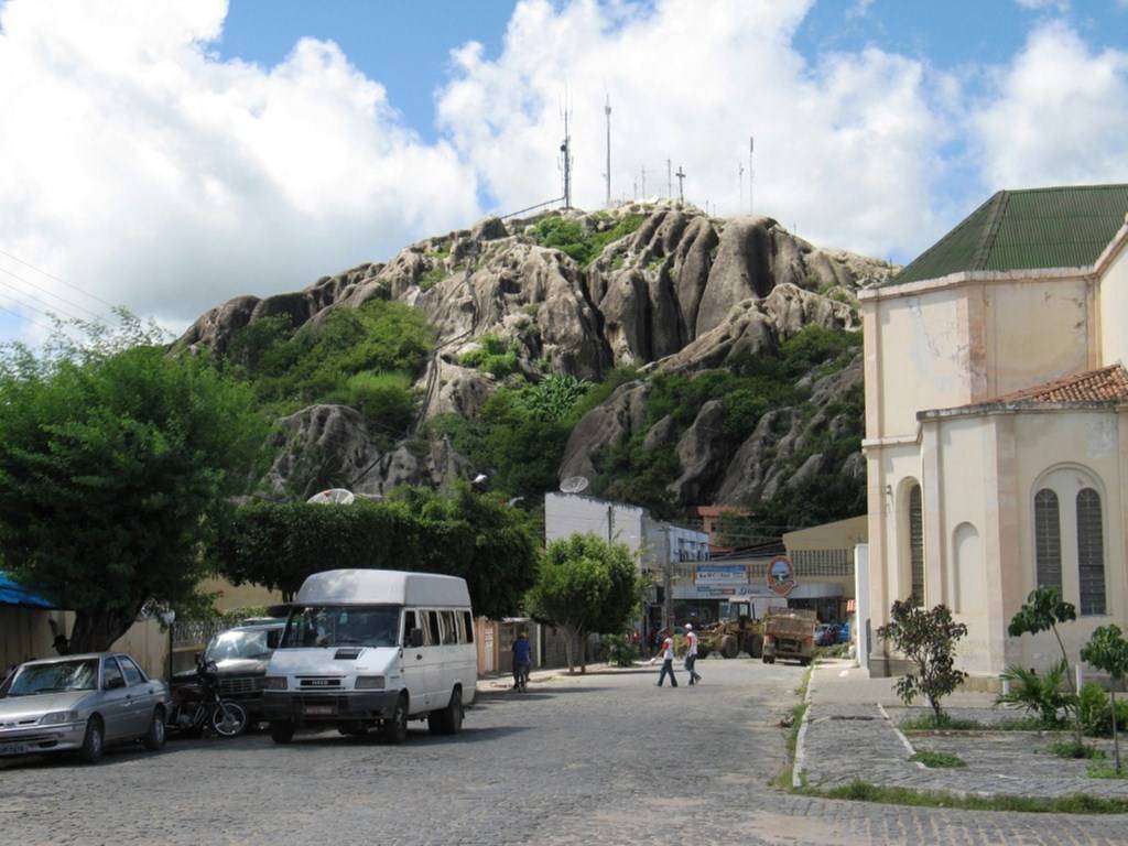 Relatos afirmando que a Pedra do Cruzeiro teria tremido divertem internautas em Quixadá