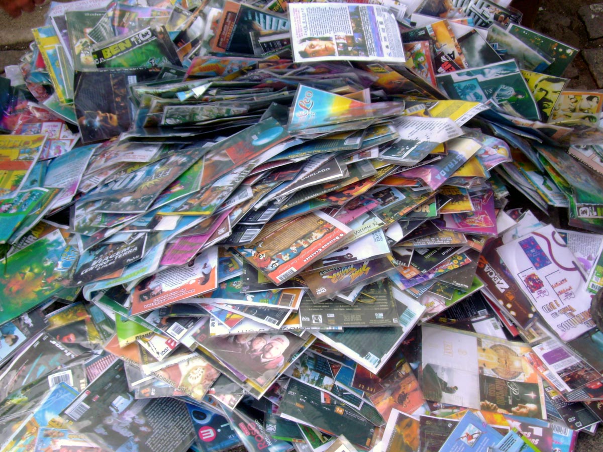 Pirataria: Mulher é presa em Quixadá com mais de 300 DVD’s e mais de 100 CD’s piratas