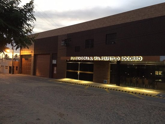 Padaria e sorveteria são invadidas e furtadas na madrugada desta quarta-feira em Quixadá
