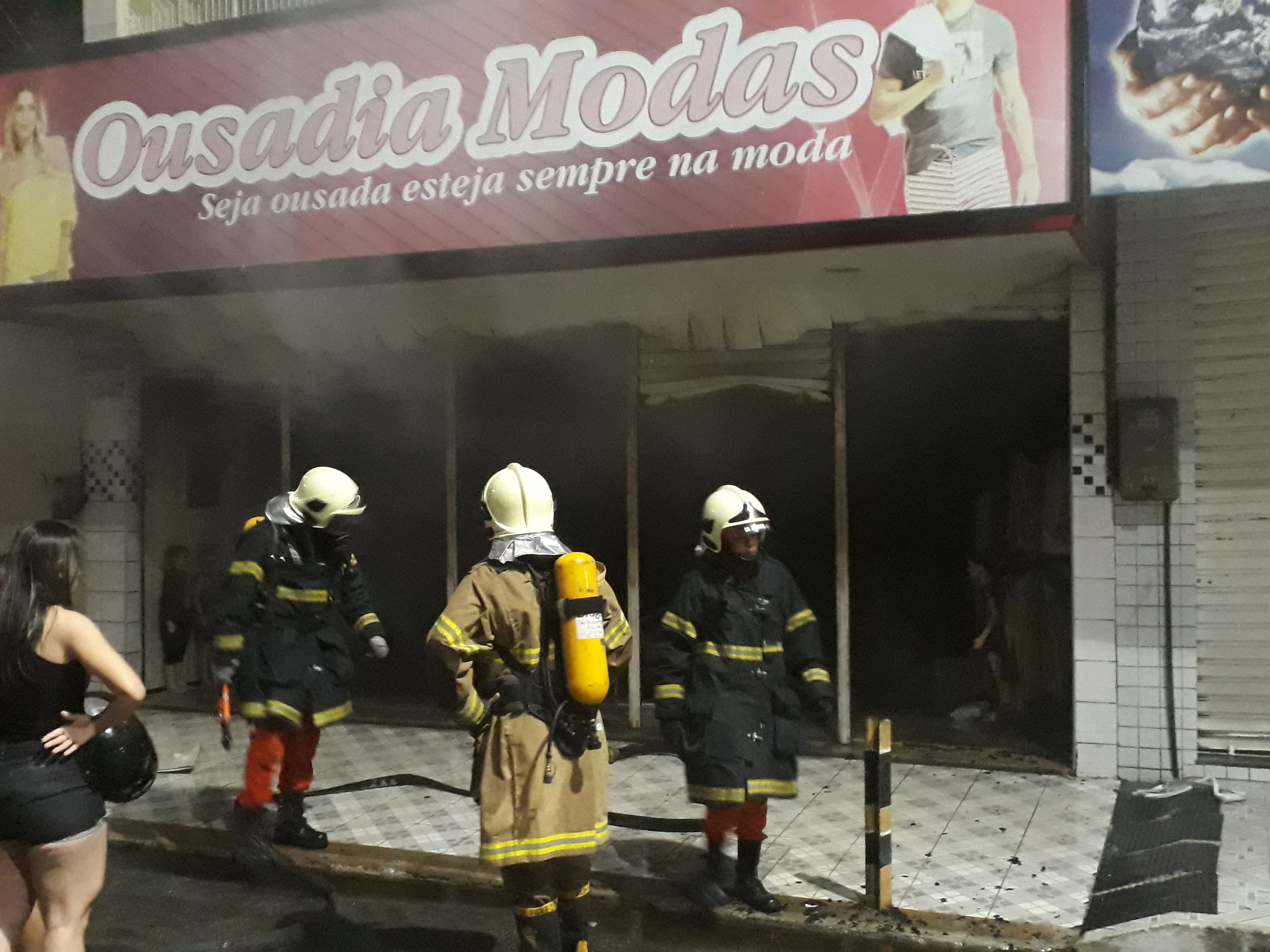 Incêndio em Quixadá: Assista ao trabalho do Corpo de Bombeiros no combate às chamas dentro de loja de roupas
