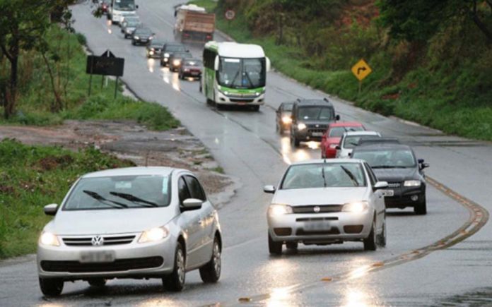 PRF registra mais de 40 mil multas por não uso do farol nas rodovias do Ceará