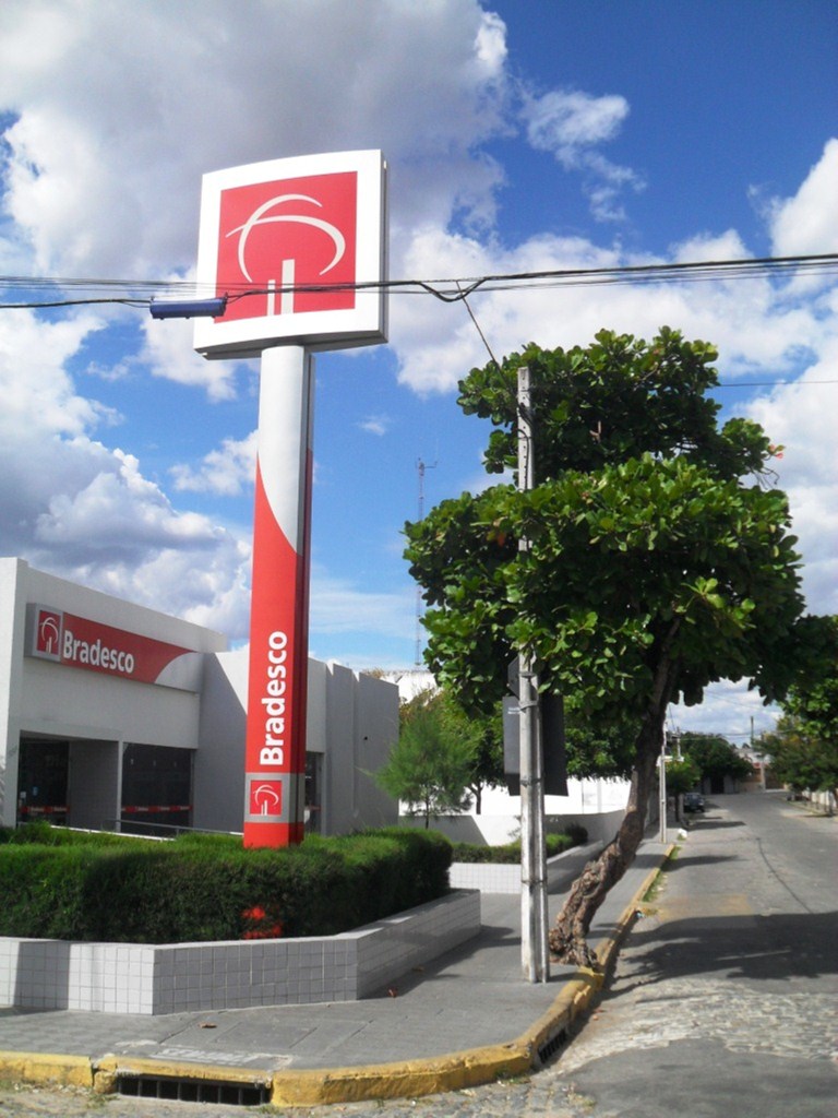 Quixadá: Polícia prende homem e apreende adolescente durante invasão a agência do Bradesco