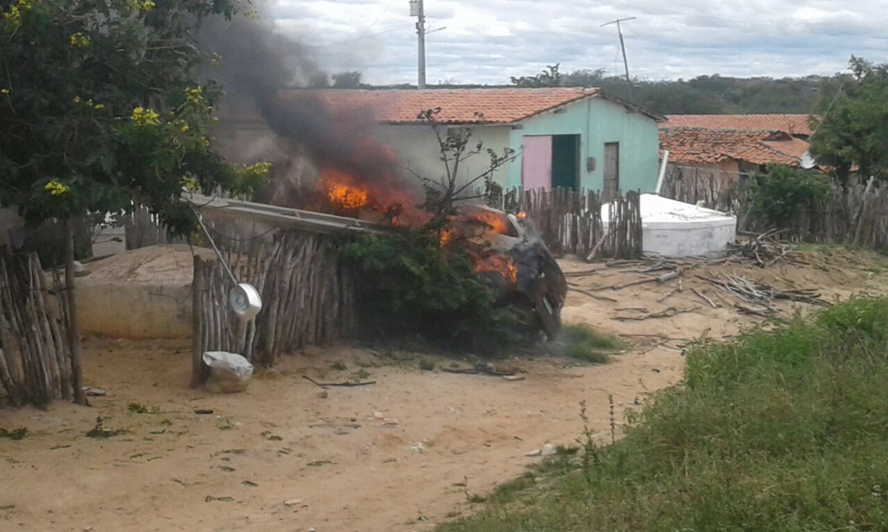 EM QUIXADÁ: Carro sai da pista, atropela mulher, quebra poste ao meio e explode; veja vídeo