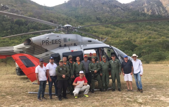 Helicóptero entrega cisternas nas comunidades de Cafundó e Escondido, em Choró; veja vídeo