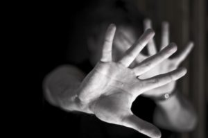 Mulher estuprada que realizar aborto pode ter pena maior que estuprador, prevê projeto