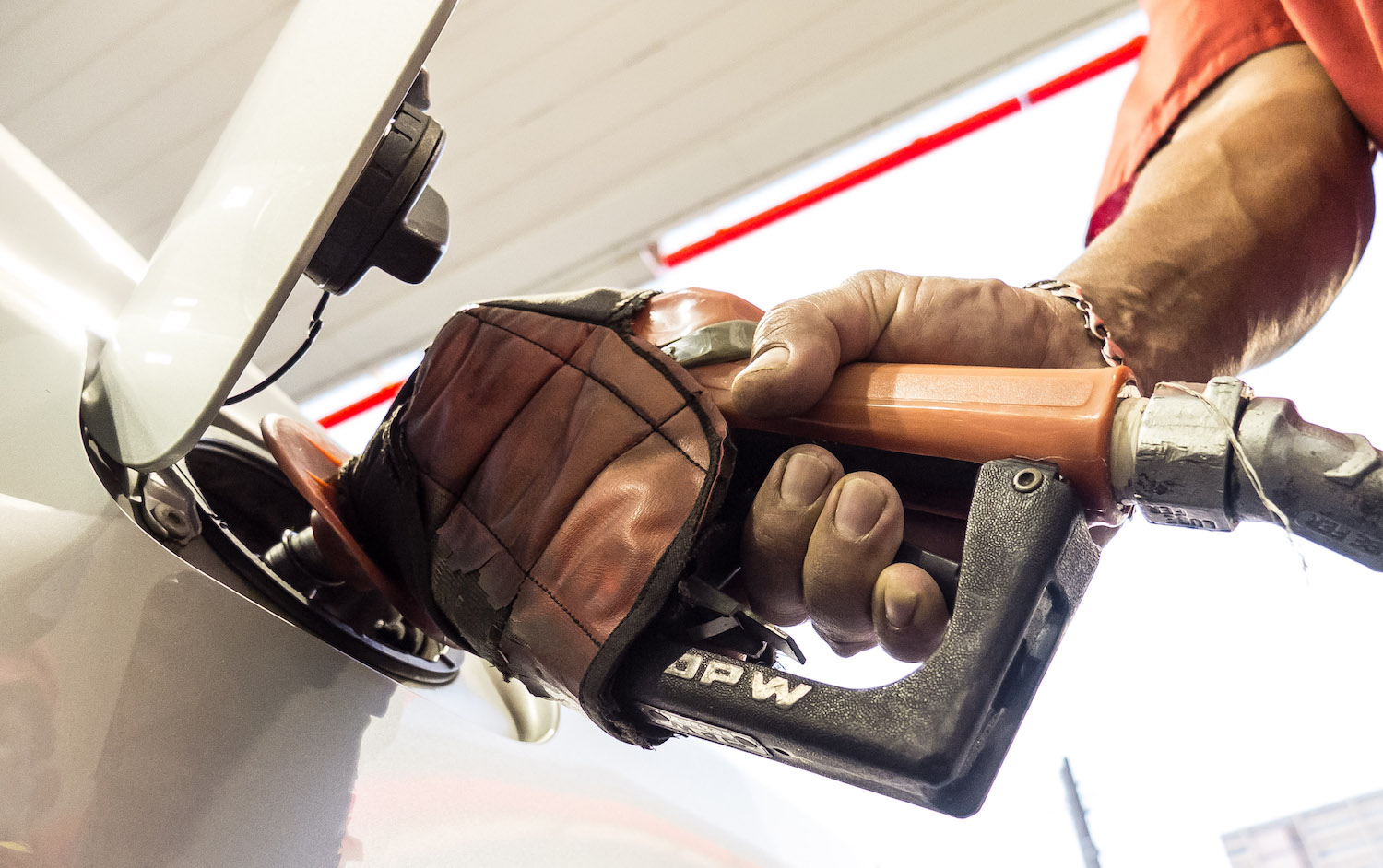 Um insulto ao povo! Governo anuncia redução de R$ 0,01 no preço da gasolina