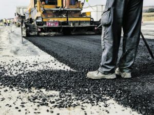 Governo Elmano destina 60 mil m² de asfalto para Quixadá e Quixeramobim pelo Programa Sinalize