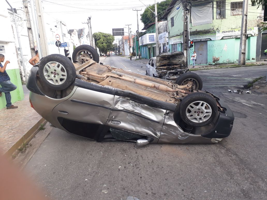 Quixadaense capota carro em Fortaleza; impacto deixou veículos completamente destruídos