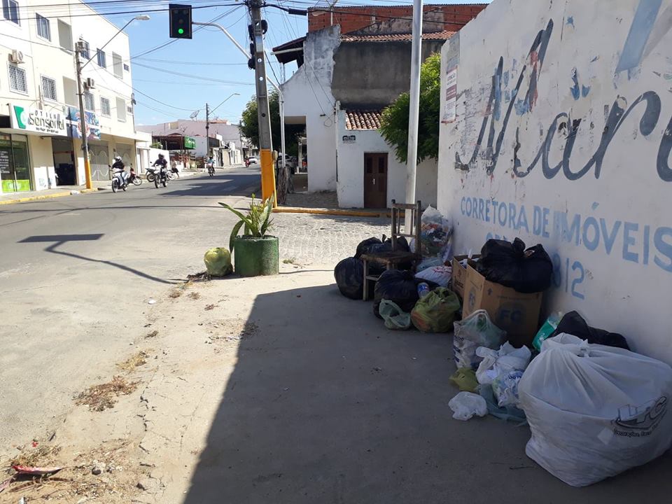Quixadá amanhece sem coleta de lixo nesta terça-feira