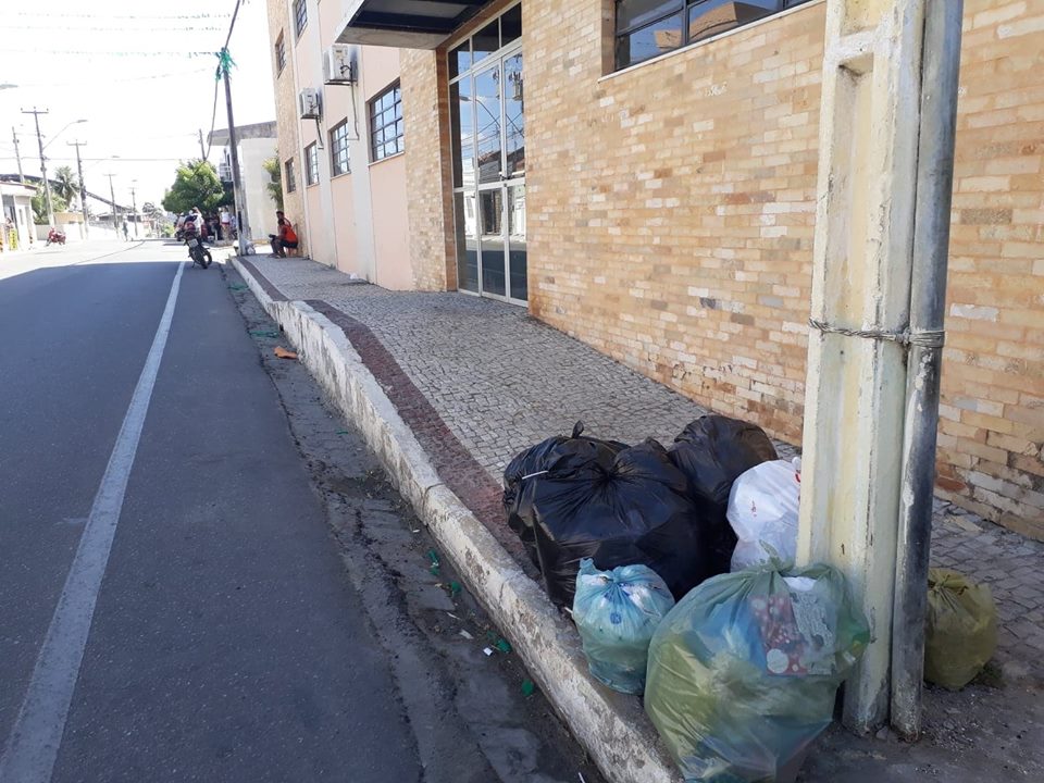 Quixadá amanhece sem coleta de lixo nesta terça-feira