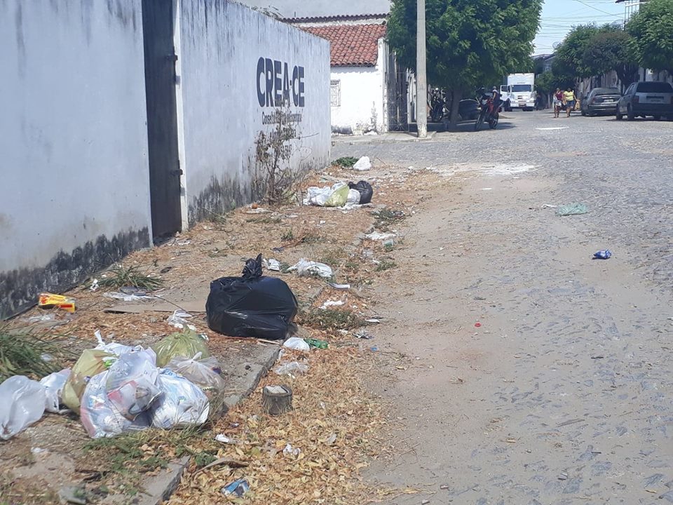 Quixadá amanhece sem coleta de lixo nesta terça-feira