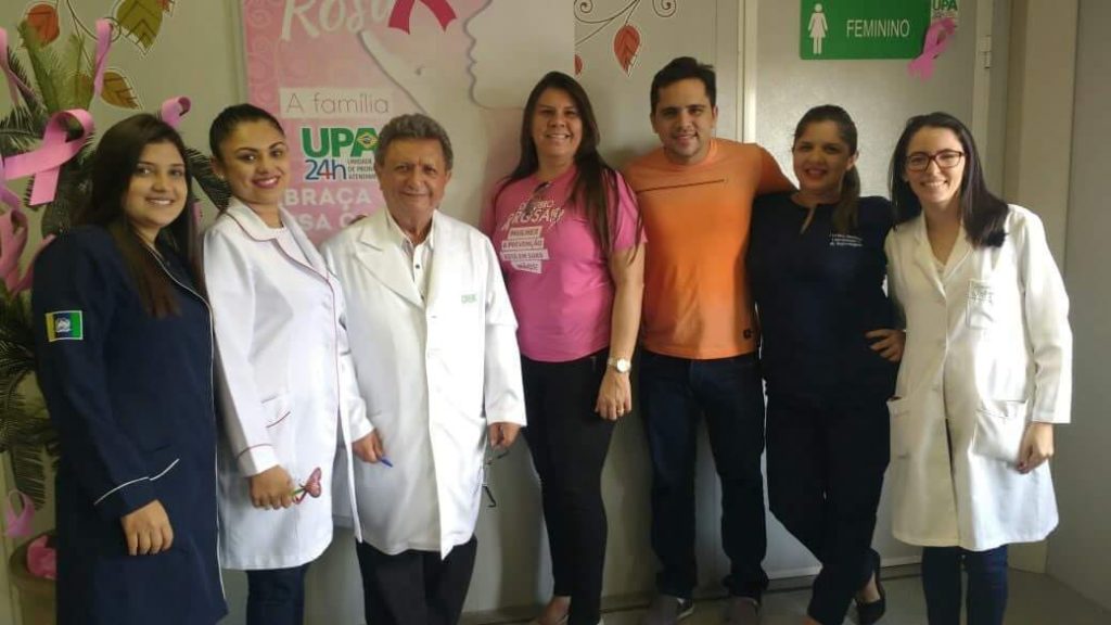 Dr. Ivan Filho, o terceiro da direita para a esquerda, ao lado de colegas de trabalho na UPA de Quixadá.