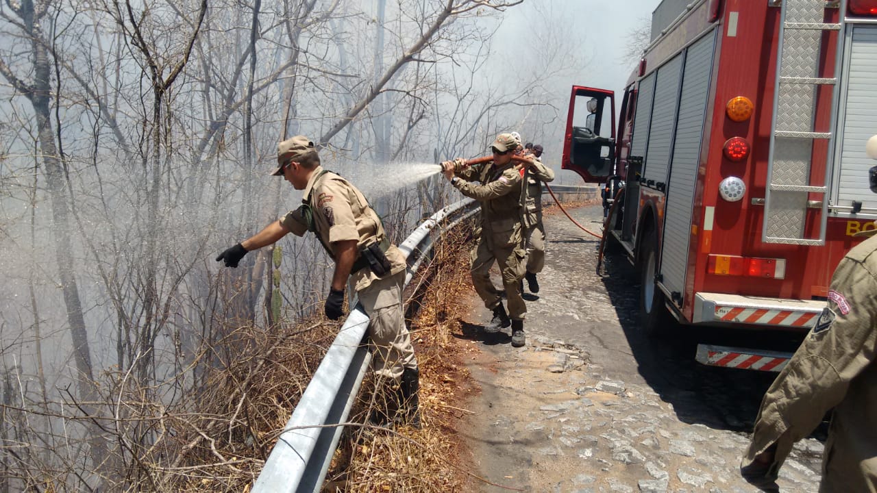 Bombeiros e brigadistas do Ibama combatem chamas na Serra do Estêvão, em Quixadá