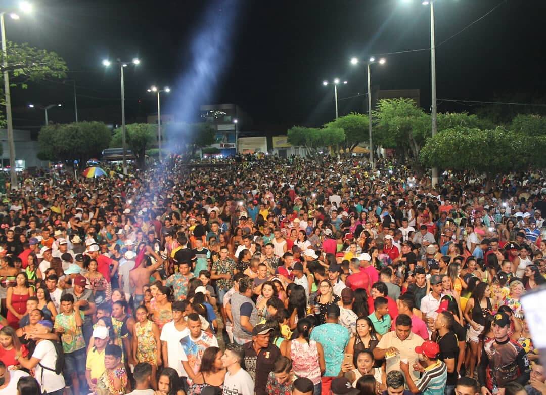 Quixadaenses brincam em paz durante primeiro dia do carnaval 2019